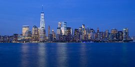 Lower Manhattan Skyline in New York in de avond, panorama van Merijn van der Vliet