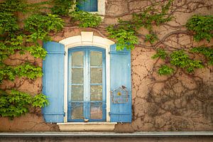 Französisches Fenster mit blauen Fensterläden
