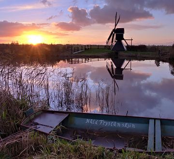 Zonsondergang bij een molen langs de Zwette. van Hans Bargerbos