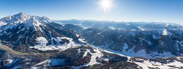 Bergpanorama "Winters Berglandschap vanuit de Lucht" van Coen Weesjes