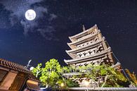 Oude Japanse tempel onder het schitterende maanlicht van Michiel Ton thumbnail
