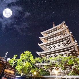 Oude Japanse tempel onder het schitterende maanlicht van Michiel Ton