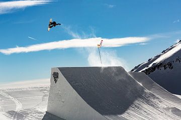 Anna Gasser, Olympisch kampioene snowboarden 2018 hoog in de lucht in Oostenrijk. Actiefoto van Hidde Hageman