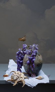 Stilleven Wisteria, blauwe regen, met schelp van Willy Sengers