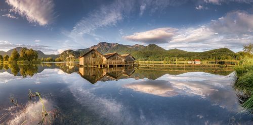 Kochelsee met alpenpanorama in de Beierse Alpen ten zuiden van München