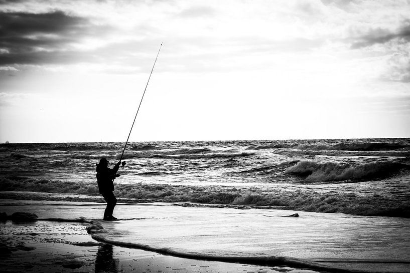 Pêcheur solitaire dans la mer par Anne-Marie Verlooy