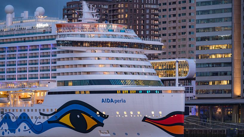 Cruise ship AIDAperla Rotterdam van 24 liquidmedia