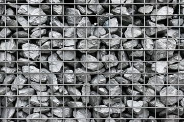 Zilveren stenen in ijzeren raster van Patrick Verhoef
