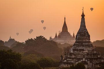 Heißluftballons über Bagan in Myanmar von Roland Brack