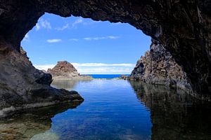 Naturschwimmbecken mit einem Felsbogen in Seixal bei Madeira