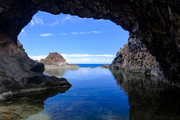 Piscine naturelle avec un arc de roche à Seixal à Madère sur Sjoerd van der Wal Photographie