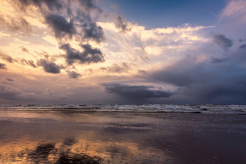 Noordzee met neerslag wolken tijdens zonsondergang van eric van der eijk