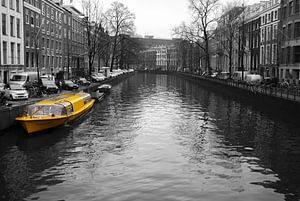 Bateau jaune dans les canaux d'Amsterdam