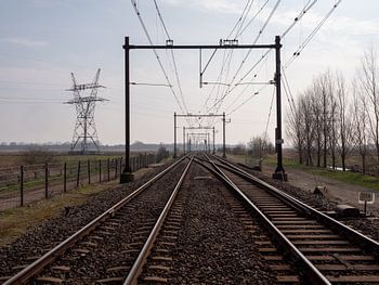 Treinbaan en hoogspanningsmasten