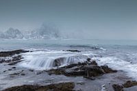 Strand  van Vareid met uitzicht op Flakstad (Lofoten, Noorwegen)