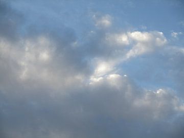 Onheilspellende wolken van Letty van Dijk