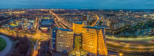 Gasuniegebouw tegen een kleurrijk lichtenspel