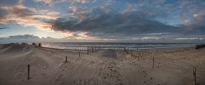 Panoramablick auf den Sonnenuntergang am holländischen Strand von Arjen Schippers