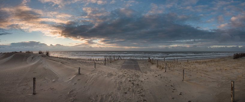 Coucher de soleil panoramique sur une plage néerlandaise par Arjen Schippers