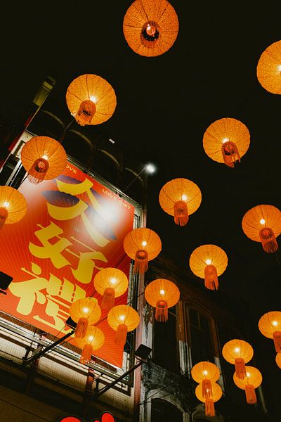 Chinesisches Laternenfest über den Dächern von Kuala Lumpur von NZME Photography