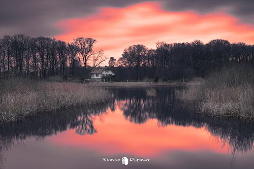 Industriële Reflecties bij het Lonnekermeer: Icoon van Rust en Stijl