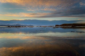 Zonsondergang in Husavik - IJsland van Roy Poots