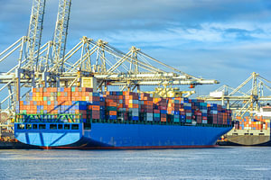 Containerschiff im Hafen von Rotterdam am Containerterminal