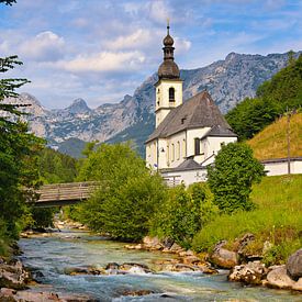 Alpen landschap met kerk en een beekje van iPics Photography