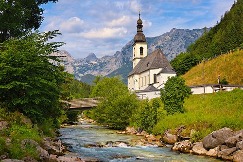 Alpen landschap met kerk en een beekje