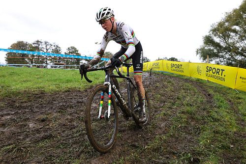 Fem van Empel bahnt sich einen Weg durch den Schlamm