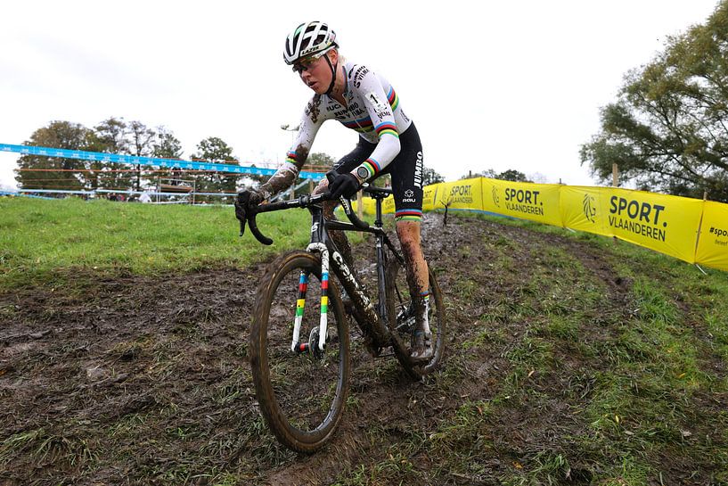 Fem van Empel cleaves through the mud by FreddyFinn