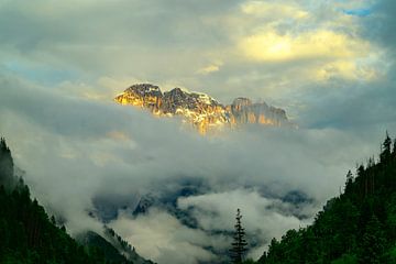 De berg Monte Civetta steekt boven de wolken uit in de Dolomieten van Sjoerd van der Wal Fotografie
