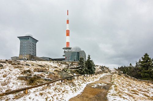 Landschaft mit Schnee auf dem Brocken im Harz