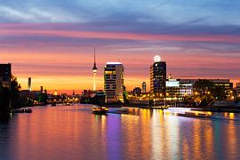 Berliner Skyline an der Spree im Sonnenuntergang von Frank Herrmann