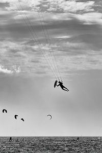 Kitesurfer in de lucht van Sander de Vries