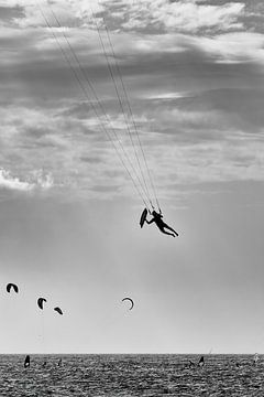 Kitesurfeur dans les airs sur Sander de Vries