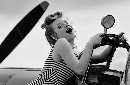Sourire pin-up classique avec Spitfire