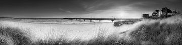 Zonsopgang op het Oostzeestrand van Scharbeutz in zwart-wit van Manfred Voss, Schwarz-weiss Fotografie