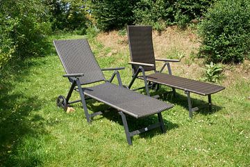 twee ligstoelen in de tuin van Heiko Kueverling
