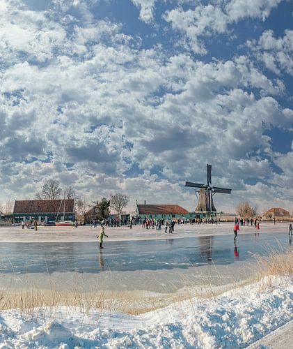 Patineurs sur le Nauernasche Vaart près du moulin De Paauw, Nauerna, Hollande du Nord. sur Rene van der Meer