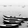 De ganges in de mist, vanaf de waterkant in Varanasi van Marvin de Kievit
