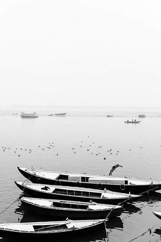 De ganges in de mist, vanaf de waterkant in Varanasi