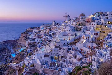 Santorini - Oia nach Sonnenuntergang von Teun Ruijters