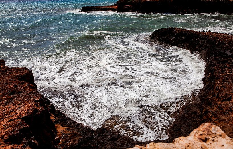 Wild sea on the rocks van Shelena van de Voorde
