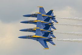Blaue Engel in der Formation der Echelon Parade. von Jaap van den Berg
