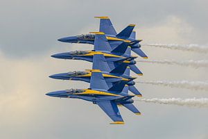 Blaue Engel in der Formation der Echelon Parade.
