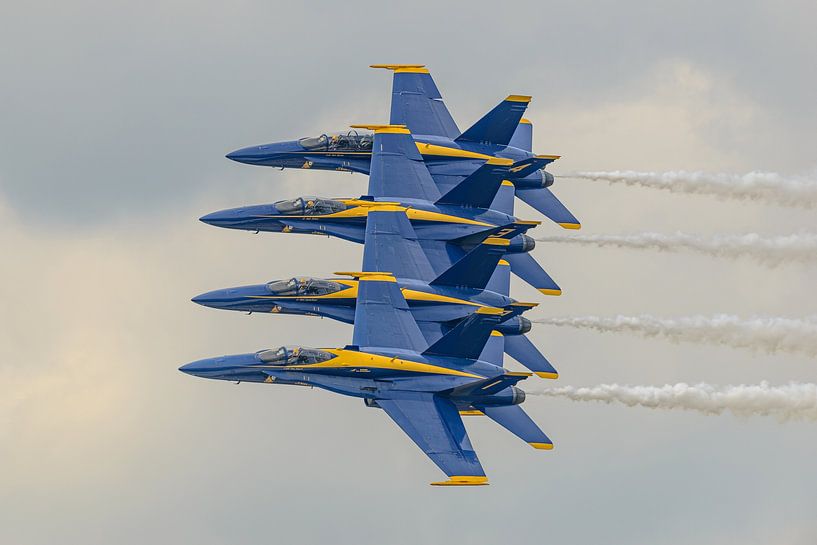 Blaue Engel in der Formation der Echelon Parade. von Jaap van den Berg