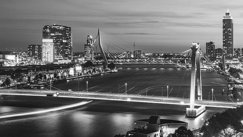 Skyline Rotterdam juste après le coucher du soleil en noir et blanc (16:9)