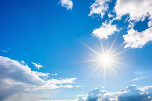 Strahlende Sonne am blauen Himmel