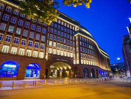 Hamburg - Beleuchtetes Chilehaus zur Blauen Stunde